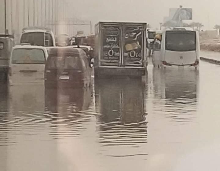  بسبب الأمطار.. شوارع العاشر تغرق في “شبر ميه”