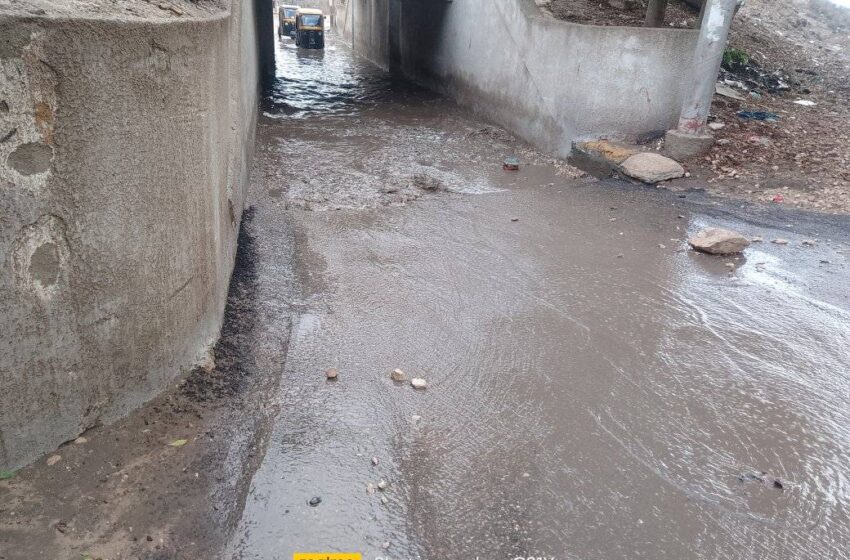  بسبب مياه الأمطار.. أهالي أبوحماد عاجزون عن العبور عبر كوبري الممر