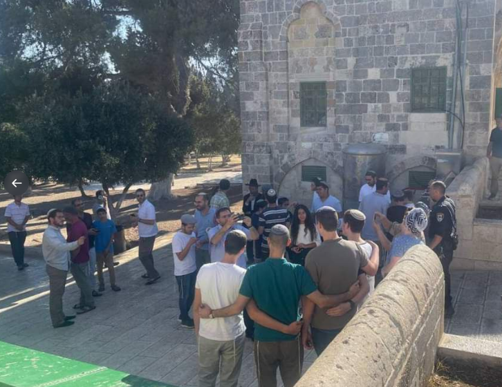  عشرات المستوطنين المتطرفين يقتحمون الأقصى