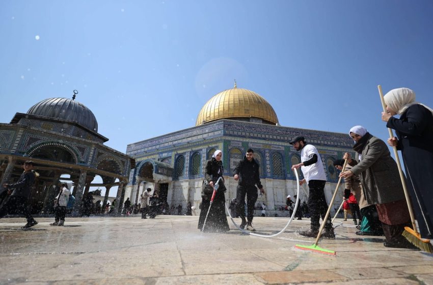  آلاف الفلسطينيين يجهزون المسجد الأقصى لاستقبال شهر رمضان