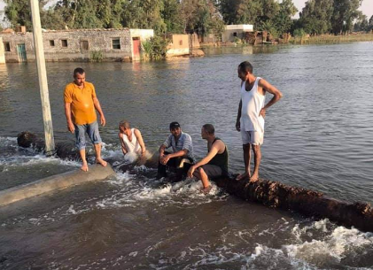 أهالي عزبة عاصم بمنيا القمح يستغيثون من ارتفاع مياه بحر مويس