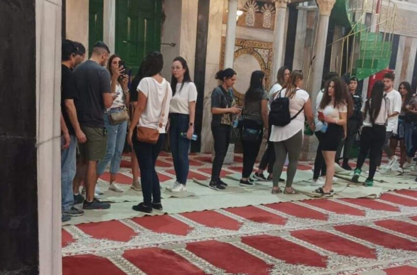  وسط انتهاكات.. مستوطنون يقتحمون الحرم الإبراهيمي في الخليل