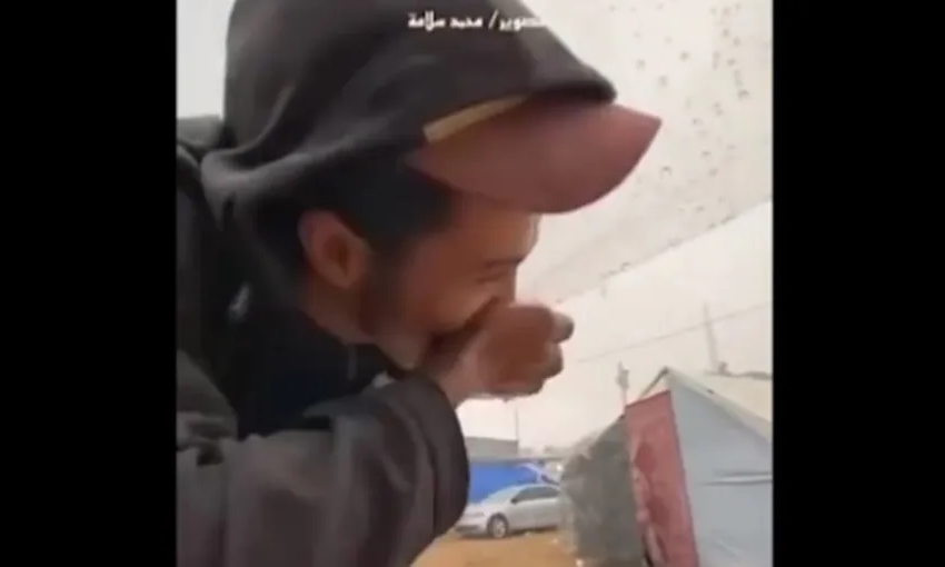 نازحون بغزة يلجأون إلى ماء المطر لإرواء عطشهم